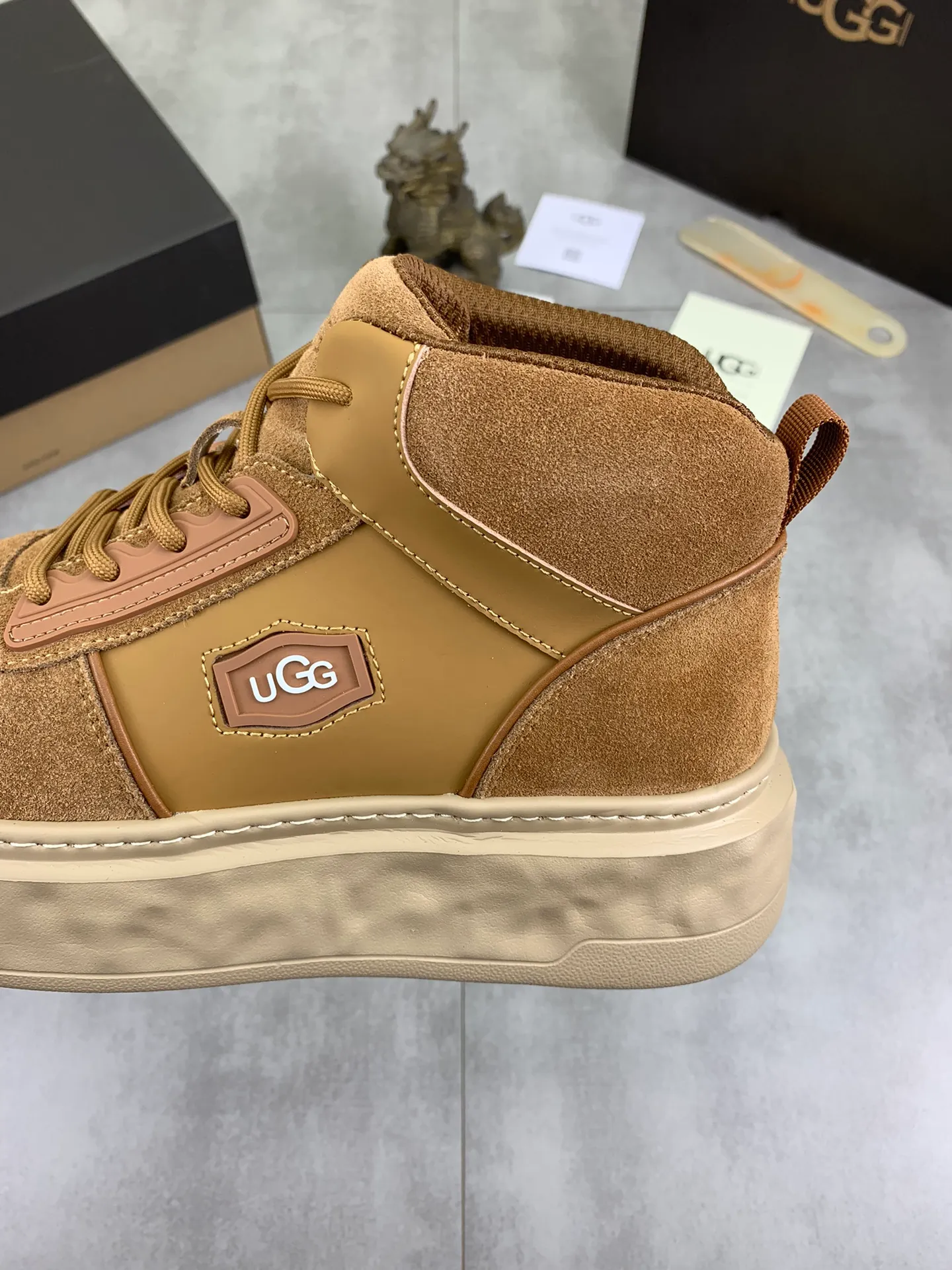 Men's shoes 💰P640 [New style] 💰 🆘 "Real wool" [UGG] 👉The popular men's shoes are synchronized with the official website 🔰The quality of the genuine products [satisfied] is not comparable to the imitations in the general market 🌀The upper is imported Italian frosted cowhide, and the lining is: foot pad 🅰️ grade 🐑Real wool👻Only Grade A can show the effect The hand feels smooth and delicate 🔱The shoe shape is grand, only genuine manufacturers can achieve it 🎄The perfect toughness of the original outsole 👻⬛️ can allow customers to bid farewell to one-time consumption. Real wool lining, super warm. Available in brown or gray. Number of yards: 39-44